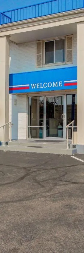 东威奇托6号汽车旅馆，位于威奇托的酒店