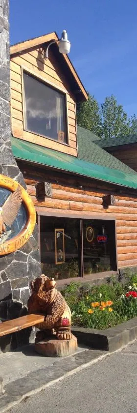 苏米特湖畔旅舍，位于Summit Lake的酒店
