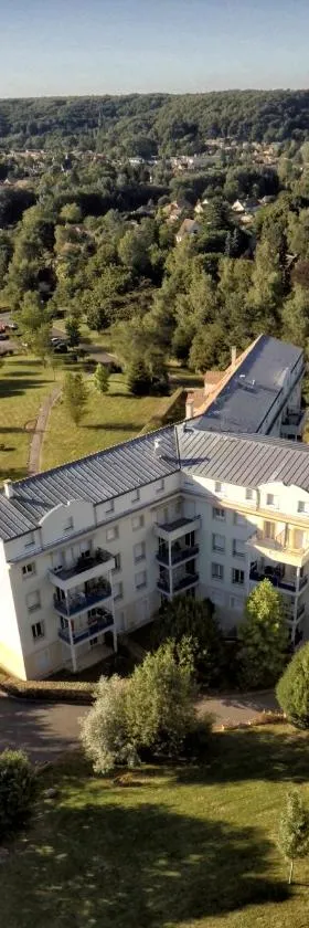 Residence Hotel Les Ducs De Chevreuse avec Hébergement, Repas & PDJ, Séminaire, Bureau & Parking，位于谢夫勒斯的酒店