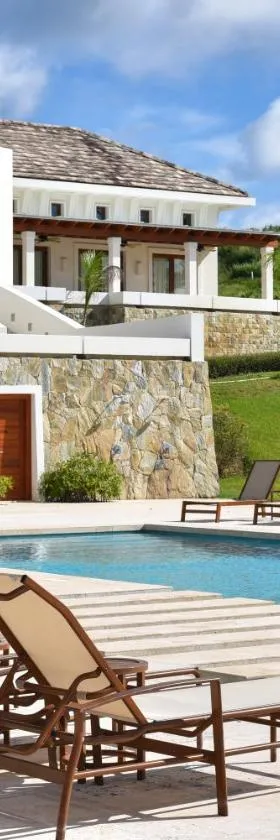 Las Verandas Hotel & Villas，位于First Bight的酒店