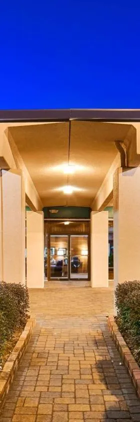 贝斯特韦斯特十字路口酒店，位于德芬阿克泉的酒店