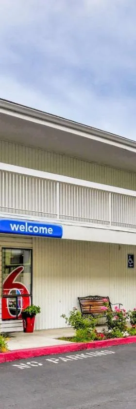 梅德福北6号汽车旅馆，位于梅德福的酒店