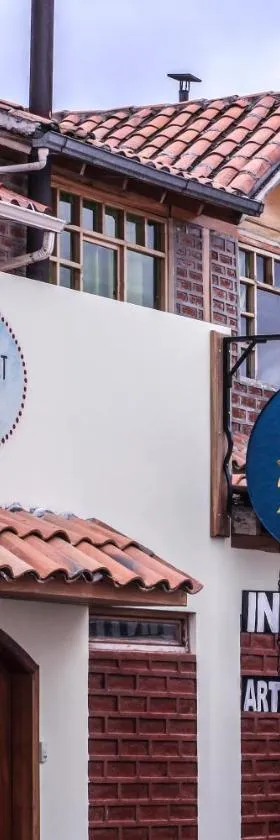 Inti Sisa Art Guesthouse，位于Guamote的酒店