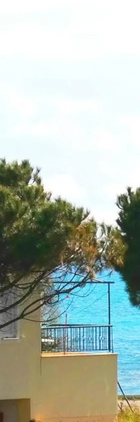 Romanos Beach Villas，位于Romanós的酒店