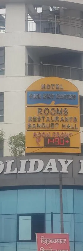 Hotel Holiday Era Opposite Railway Station，位于奥兰加巴德的酒店