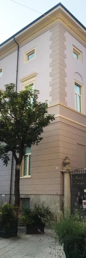 瓦雷泽欧罗巴酒店，位于瓦雷泽的酒店