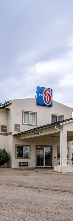 尼法6汽车旅馆，位于尼法的酒店