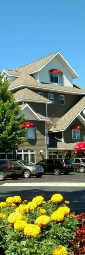 Cherry Tree Inn & Suites，位于特拉弗斯城的酒店