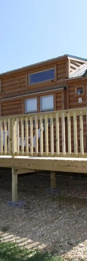 Lakeland RV Campground Loft Cabin 1，位于Edgerton的酒店