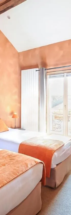 Logis hotels Les Glycines，位于Melle的酒店