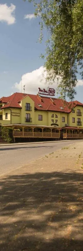 Restauracja -Zajazd trzech braci，位于切申的酒店