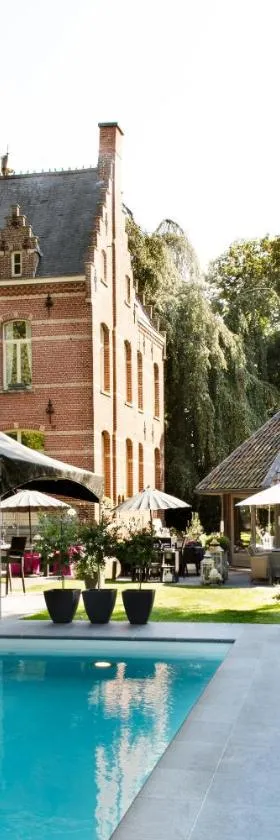 Charmehotel Manoir Ogygia，位于波佩林赫的酒店