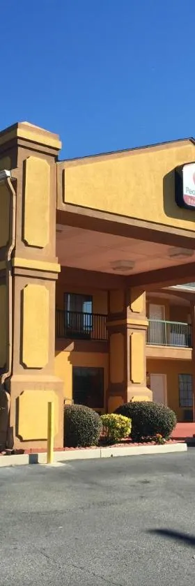 桃州汽车旅馆及套房，位于Hawkinsville的酒店