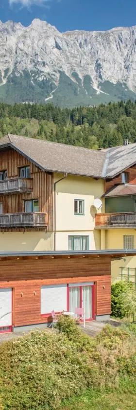 MAYER - Wirtshaus und Dorfhotel，位于Sankt Martin am Grimming的酒店