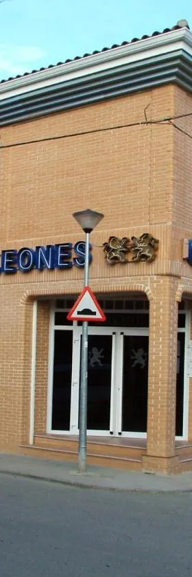 Hotel Los Leones, el más cercano a Warner，位于圣马丁德拉韦加的酒店