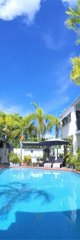 水晶花园度假村和餐厅，位于凯恩斯的酒店