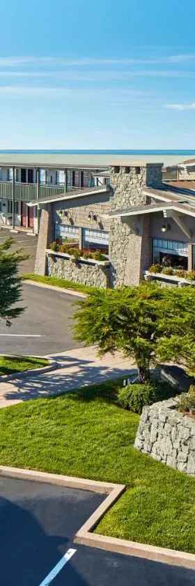 贝斯特韦斯特卡瓦利尔海滨度假酒店，位于圣西米恩的酒店