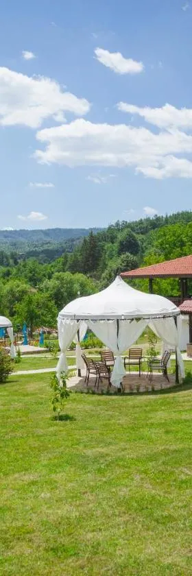 Complex Rayuvski Han，位于Rayuvtsi的酒店