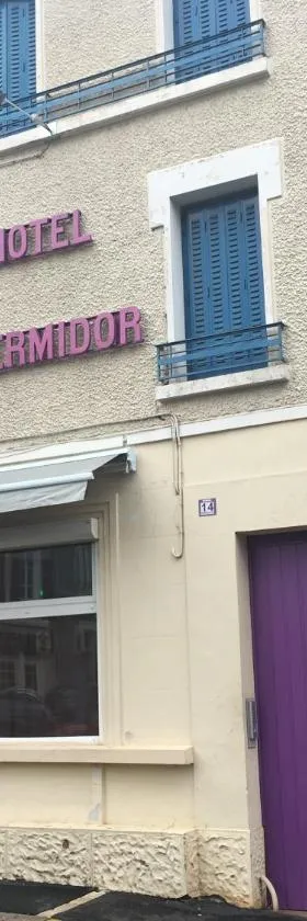 瑟尔米多酒店，位于讷韦尔的酒店