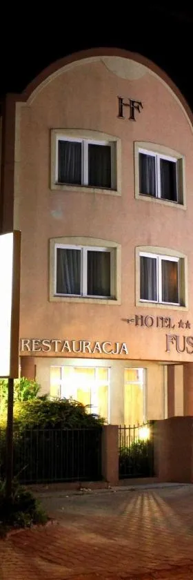 FusGym Resort，位于马佐夫舍地区奥扎鲁夫的酒店