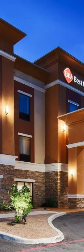 Best Western Plus Elmendorf Hotel San Antonio Hotel，位于Elmendorf的酒店