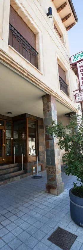埃尔罗比酒店，位于皮苏埃加河畔塞尔韦拉的酒店