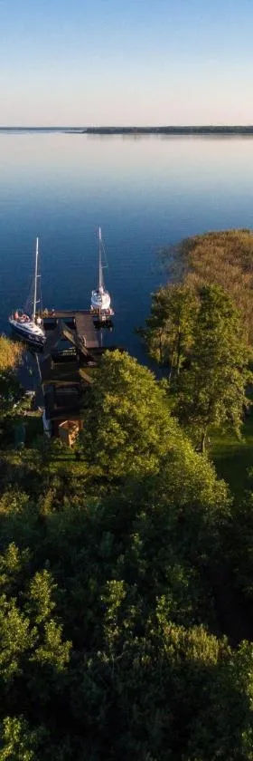 Folwark Łuknajno nad Jeziorem Śniardwy Gospoda Dziedzictwo Kulinarne Warmia-Mazury，位于米科瓦伊基的酒店