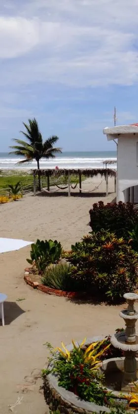 Sundown Beach Hotel，位于卡诺阿的酒店