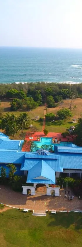 The Oasis Beach Resort，位于汉班托塔的酒店