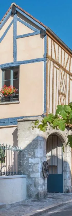 Hôtel Aux Vieux Remparts, The Originals Relais，位于普罗万的酒店