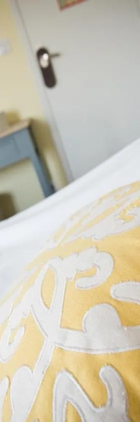 Logis Hotel Restaurant Le Relais Fleuri，位于Vervins的酒店