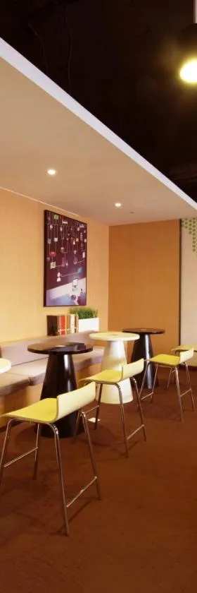 IU酒店·昆明西山万达广场火车站店，位于昆明的酒店