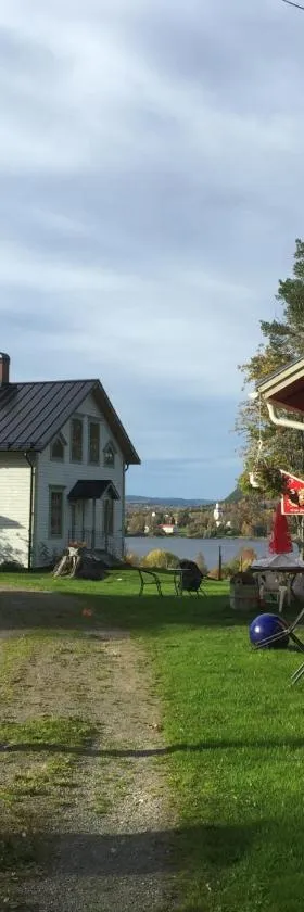 Höglunda Gård B&B Lantgård，位于Skanderåsen的酒店