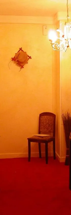 海豚酒店，位于Moulins-la-Marche的酒店