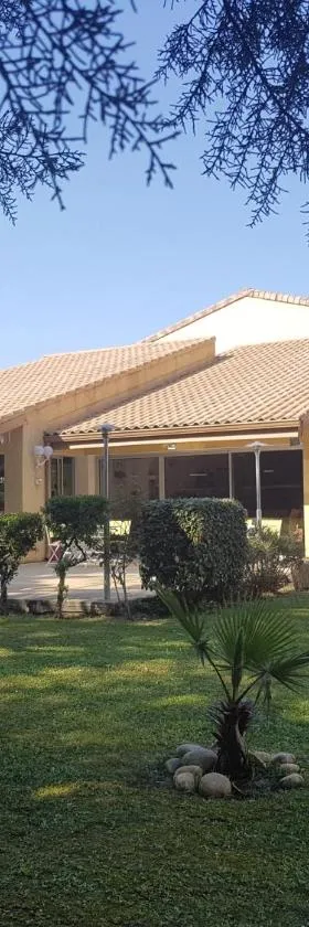 Hôtel Restaurant Le Mas De L'Olivier，位于蓬圣埃斯普里的酒店
