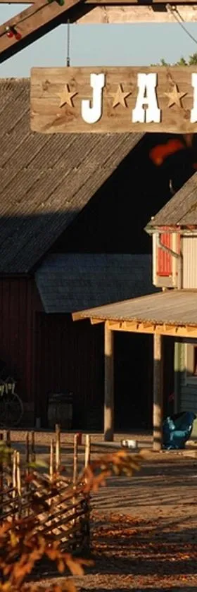 J A Ranch Bed & Breakfast，位于Strömsnäsbruk的酒店