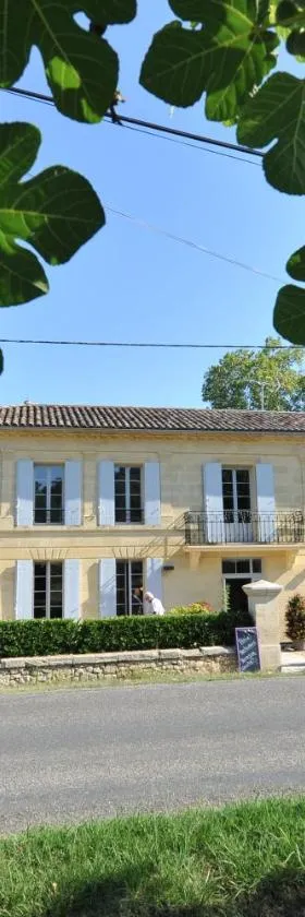 Logis- Hôtel Spa Restaurant l'Epicurial，位于Saint-Pey-de-Castets的酒店