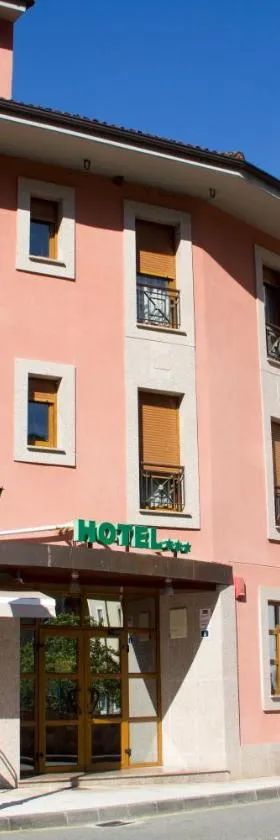 克鲁塞斯酒店，位于贝尔蒙特·德米兰达的酒店