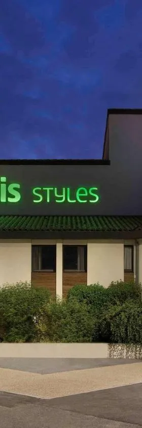 宜必思式尼奥尔普瓦图夏朗德酒店，位于Vouillé的酒店
