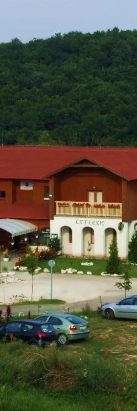 Pollushof Panzió és Étterem，位于Csolnok的酒店