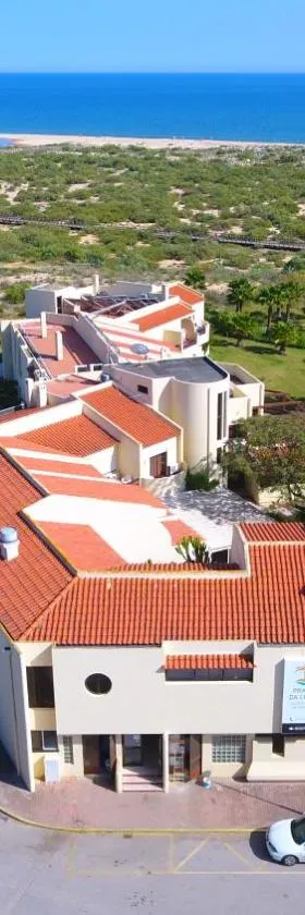Praia da Lota Resort – Beachfront Hotel，位于曼塔罗塔的酒店