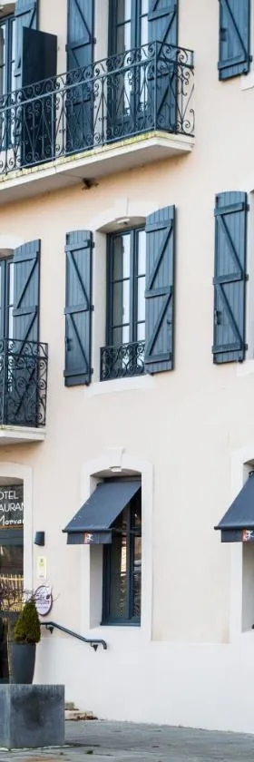 Logis Hôtel du Morvan - Restaurant la Table de Jérôme，位于吕齐的酒店