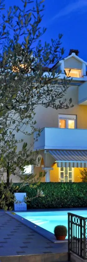 Villa Vanilla with Heated Pool，位于扎达尔的酒店