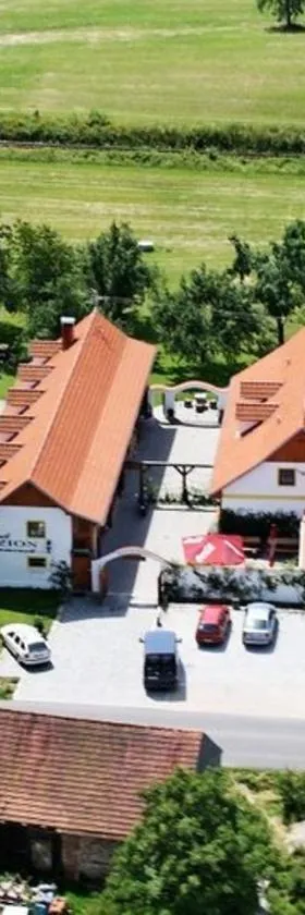 卡米内克旅馆，位于新赫拉迪的酒店