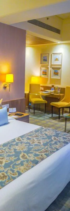 Efcee Sarovar Premiere Bhavnagar，位于巴夫那加尔的酒店
