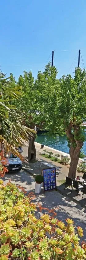 Wine Garden Rooms，位于斯克拉丁的酒店