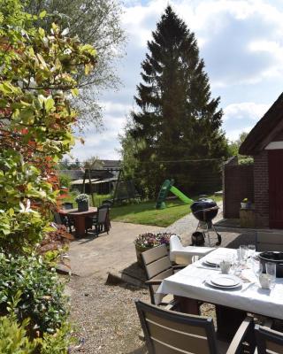 Quaint Farmhouse near River in Oosterwijk