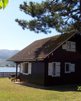 Casa de Madera Sobre el Mar