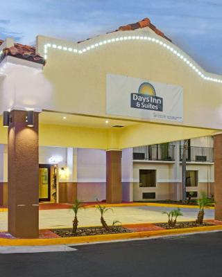 Days Inn & Suites by Wyndham Tampa - Ybor City