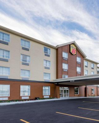 Super 8 by Wyndham Mont Laurier